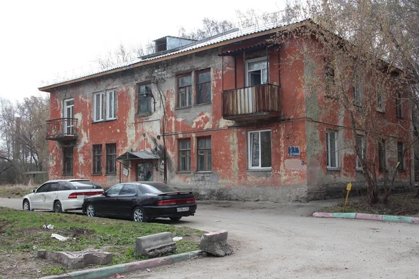 Rusia Novosibirsk 2019 Vieja Casa Asquerosa Con Una Fachada Sucia — Foto de Stock
