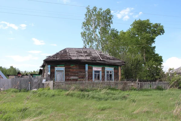 Rusya, Novosibirsk 17.05.2020: Rus köyü için çitin arkasındaki eski ahşap ev