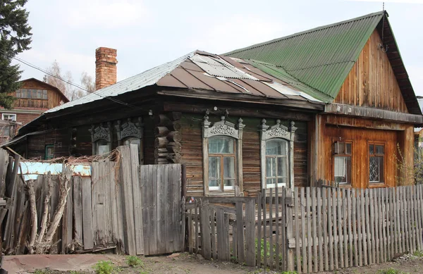 Παλιό Ξύλινο Σπίτι Στο Χωριό Πίσω Από Φράχτη — Φωτογραφία Αρχείου