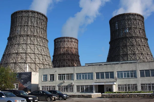 Rusya, Novosibirsk 10.08.2019: enerji üretimi için yüksek borular termal soğutma kulesi soğutucusu