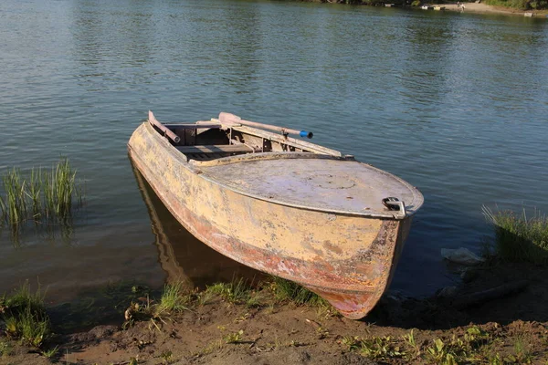 Stara Łódź Brzegu Rzeki Lecie Backwater Wodzie — Zdjęcie stockowe