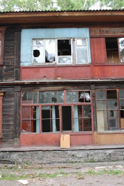 Eski harabe bir ahşap evin camındaki kırık cam kırıkları.