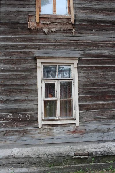 村子里一座旧木屋的窗户关着 — 图库照片