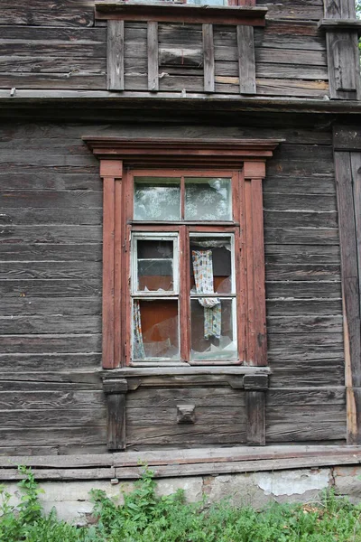 破玻璃碎片在一座破旧的旧木屋的窗户上 — 图库照片