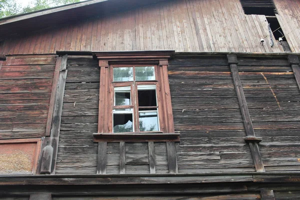 Frammenti Vetro Rotti Nella Finestra Una Vecchia Casa Legno Rovina — Foto Stock