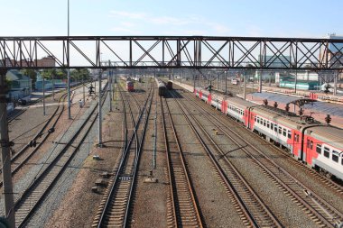 Rusya, Novosibirsk 22.06.2020: Tren istasyonundaki demiryolu otomobillerin geçişi için
