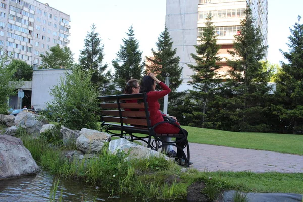 Rusia Novosibirsk 2020 Dos Mujeres Sientan Banco Del Parque Descansando — Foto de Stock