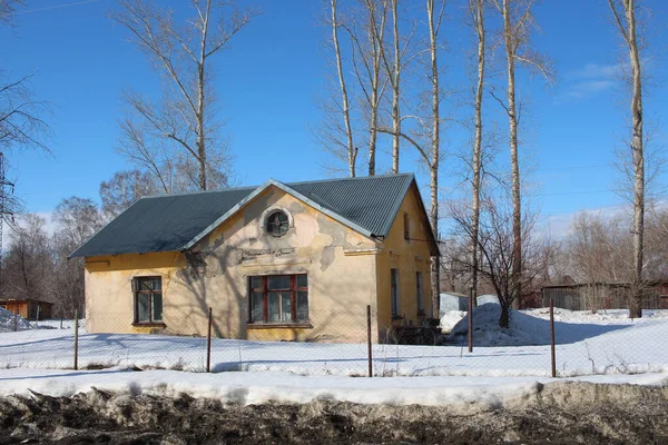 雪の中の春に建築家の家の古い建物は — ストック写真