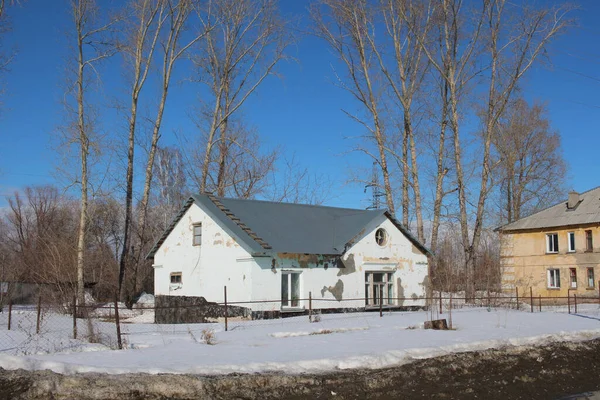 在春天的雪地里 为建筑的房子建造了一座古老的建筑 — 图库照片