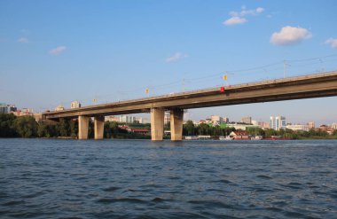 Rusya, Novosibirsk 07.07.2020: Köprünün altındaki Ob Nehri şehrinden kentsel manzara.