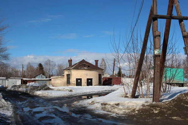 Rusko Novosibirsk 2020 Dům Vesnici Mezi Sněhem Zimě Elektrickým Sloupem — Stock fotografie