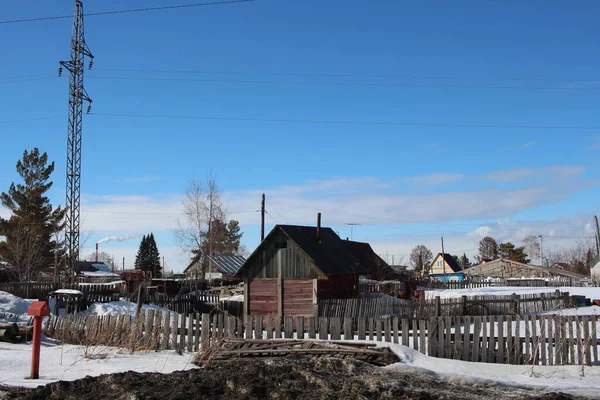 Trähus Sibirisk Snön Vintern Med Elstolpe Bakom Stängsel — Stockfoto