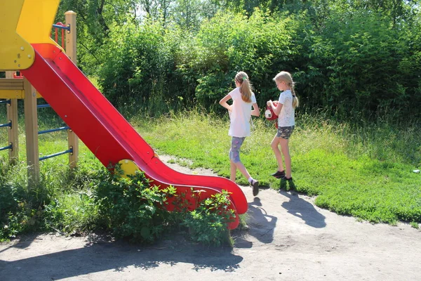 Oroszország Novoszibirszk 2020 Két Lány Barátja Sétál Utcán Megy Gyerekparkba — Stock Fotó