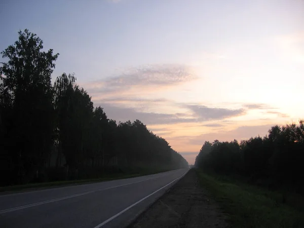 夕暮れ時の観光旅行の道 — ストック写真