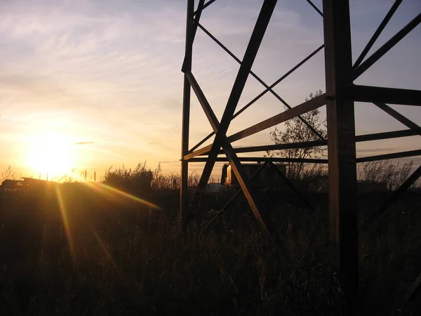 Ήλιος Που Δύει Βράδυ Στο Ηλιοβασίλεμα Κοντά Στον Ηλεκτρικό Πύργο — Φωτογραφία Αρχείου