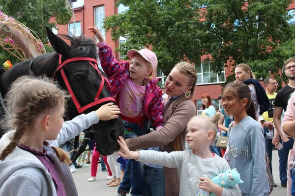 Oroszország Novoszibirszk 2019 Gyerekek Simogatják Lovat Parkban Utcán Boldogok — Stock Fotó