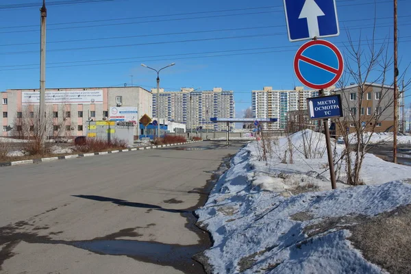 Rusia Novosibirsk 2020 Las Señales Tráfico Prohíben Entrada Vehículos Edificio — Foto de Stock