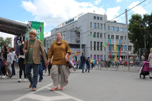 ロシア ノヴォシビルスク30 2019 群衆は観光客が子供を持つ休日の男性と女性の通りの残りの部分で街を歩く行く — ストック写真