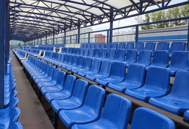 Spor stadyumunda ziyaretçi olmayan boş koltuklar. Coronavirus.