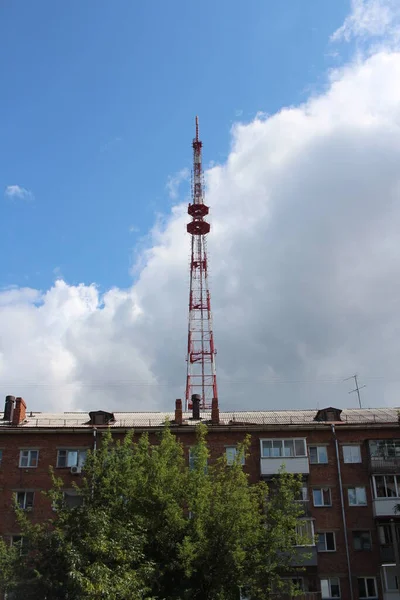 Alta Torre Nella Città Sopra Condominio Emette Segnali Radio — Foto Stock