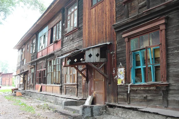 Rusia Novosibirsk 2020 Antigua Casa Madera Ruinas Con Ventanas Rotas —  Fotos de Stock