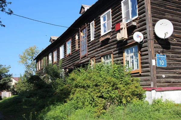 Rusia Novosibirsk 2020 Antiguo Edificio Residencial Madera Con Ventanas Arquitectura — Foto de Stock