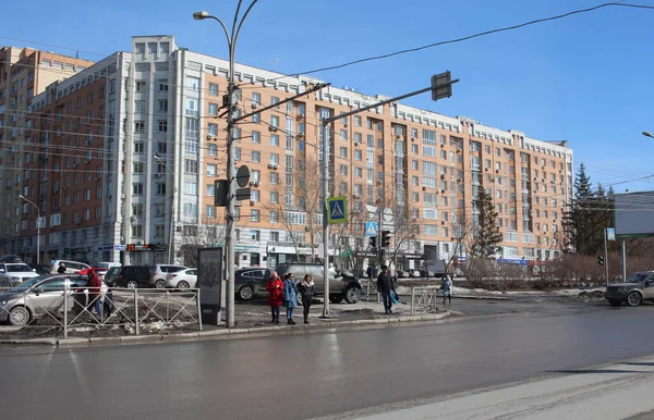 Oroszország Novoszibirszk 2020 Emberek Állnak Mellett Egy Gyalogos Átkelő Városban — Stock Fotó