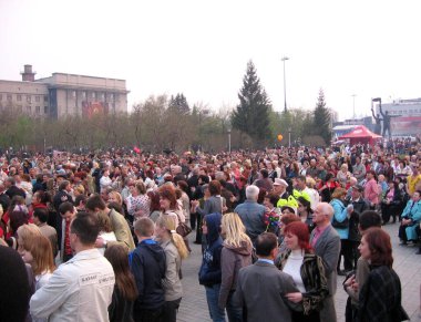 Rusya, Novosibirsk 09.05.2009: Büyük bir kalabalık şehirde bir gösteri için neşeyle dans ediyor