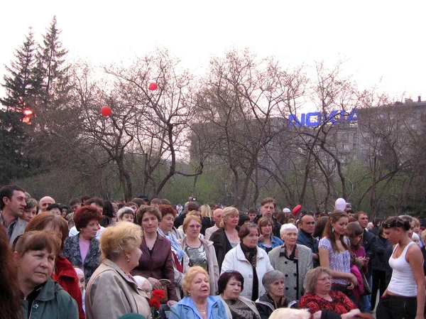 Rosja Nowosybirsk 2009 Duży Tłum Ludzi Szczęśliwie Zebranych Wakacje Mieście — Zdjęcie stockowe