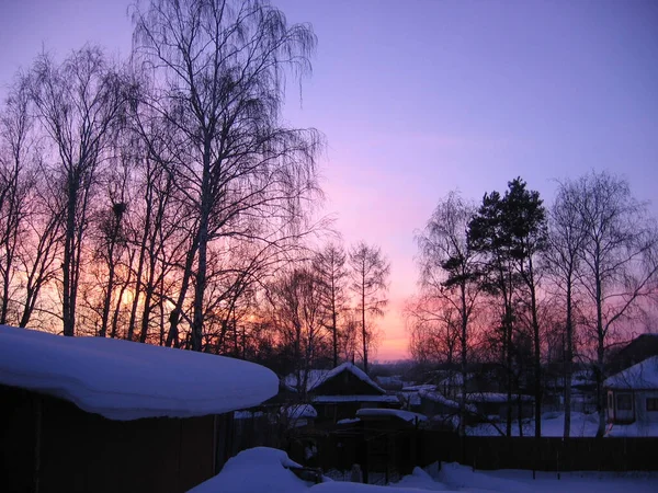 Jasny Malowniczy Zachód Słońca Nad Dachami Domów Zimie Wsi — Zdjęcie stockowe