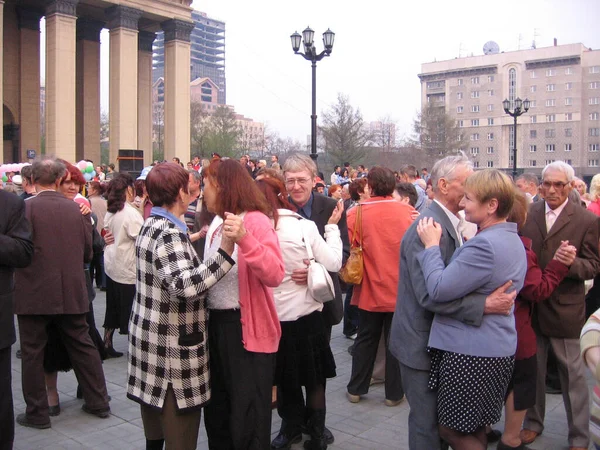 ロシア ノヴォシビルスク09 2009 観光のために街の休日に喜んで踊る人々の大群衆 — ストック写真