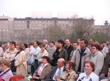 Rusya, Novosibirsk 09.05.2009: Büyük bir kalabalık şehirde bir gösteri için neşeyle dans ediyor
