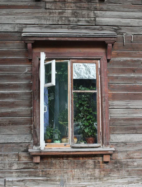 Fenêtre Dans Une Vieille Maison Bois Avec Des Fleurs Dans — Photo