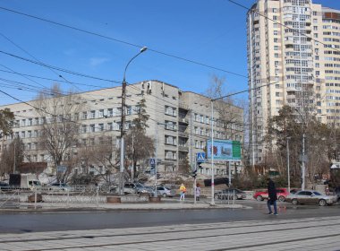 Rusya, Novosibirsk 30.03.2020: yaya geçidinde caddelerdeki arabalar için yol