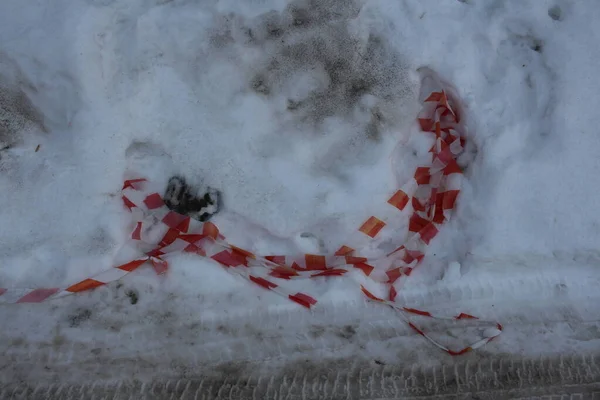 Natržená Oplocená Páska Sněhu Sněhové Závěji Nebezpečném Místě — Stock fotografie