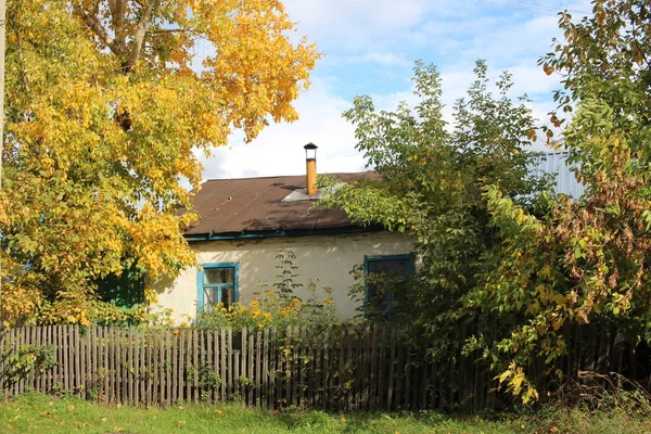 Casa Jardín Otoño Pueblo Con Hojas Amarillas — Foto de Stock