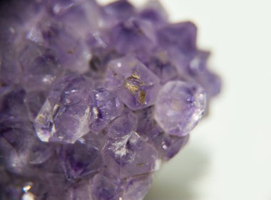 yarı değerli taş beyaz arka plan üzerinde Ametist