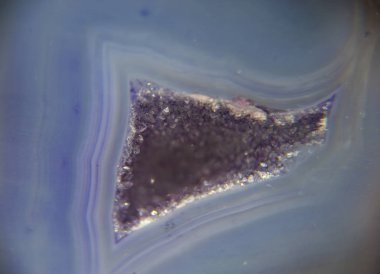 Beyaz arka plan üzerinde yarı değerli taş akik