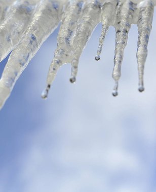 Çatıda eriyen buz sarkıtları