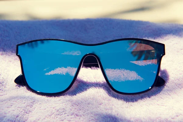 Sunglasses Blue Sea Background Summer Conception Beach View Glasses Towel — Stock Photo, Image
