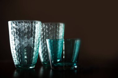 Siyah arkaplanda üç yeşil boş bardak