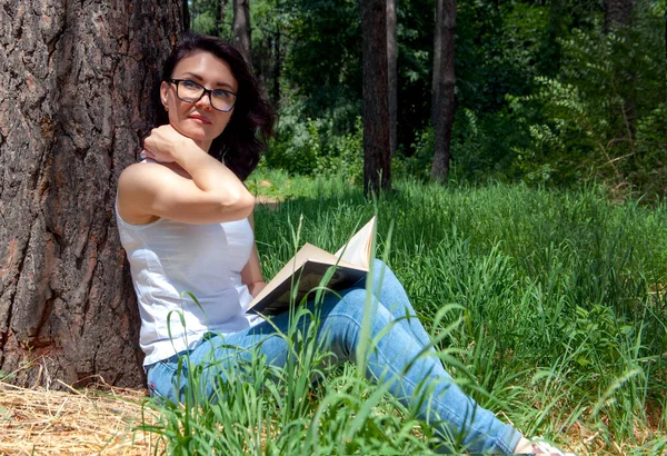 Een Jonge Vrouw Die Het Boek Het Bos Leest Gelukkig — Stockfoto