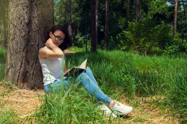 Een Jonge Vrouw Die Het Boek Het Bos Leest Gelukkig — Stockfoto