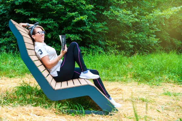 Een Jonge Vrouw Die Het Boek Het Bos Leest Gelukkig — Stockfoto