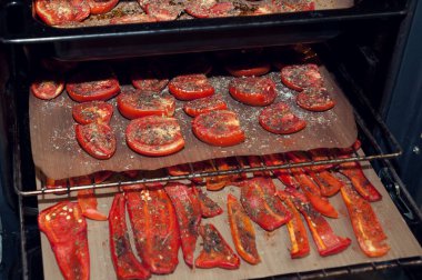 Ev yapımı füme domates ve fırında bitkilerle biber.