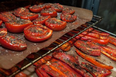 Ev yapımı füme domates ve fırında bitkilerle biber.