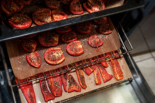 Ev yapımı füme domates ve fırında bitkilerle biber.