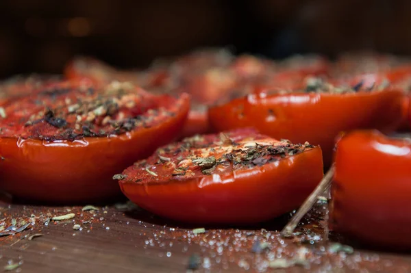 Ev yapımı füme domates ve fırında bitkilerle biber.