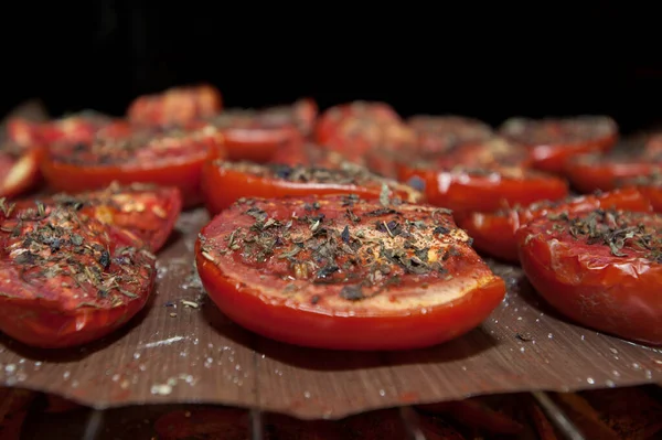 Ev yapımı füme domates ve fırında otlar.