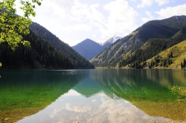 Kazakistan 'daki Kolsay Gölü' nün sonbahar manzarası.